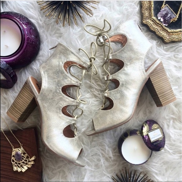 Gladiator Low Heel Lace Up Sandals - Picture 7 of 8